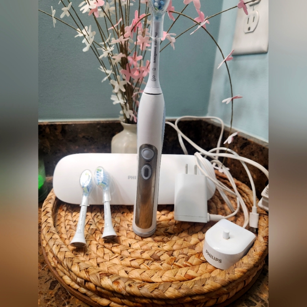 🦷   Philips Electric Toothbrush with Accessories